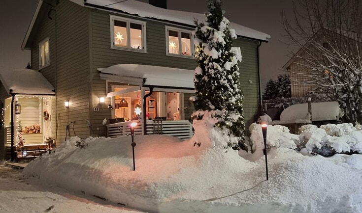 Fakler i snøen - en vakker og magisk vinterstemning